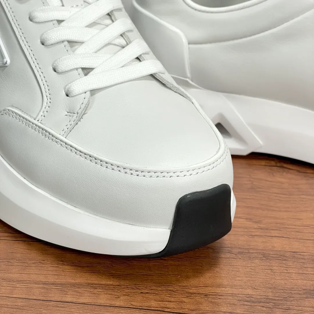 💰780 Code: YS003645 Prada/Prada men's new leather sneakers. This leather sneaker presents a modern version, reinterpreting the brand's archive style with clean lines and smooth details. The shoes are made of imported calf leather, which is fine, soft and resistant to creases. It is decorated with a triangular metal logo on the outside, bright TPU decoration on the heel, and a longer and padded inner heel design, making it more comfortable to wear. The tongue is decorated with a silk-screen logo, and is paired with a hollow rubber sole on the heel. The full cowhide lining comes standard with logo cowhide feet, making the upper foot more comfortable, versatile and durable! Comes with full original packaging! Code number: 39-40-41-42-43-44 Standard leather shoe size (45 can be customized and does not support returns) Item number: 2EE918 leather white